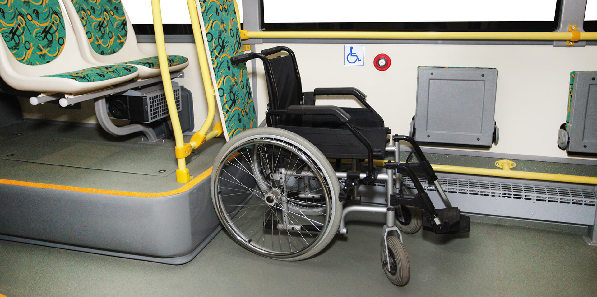 Rollstuhl in einem Bus